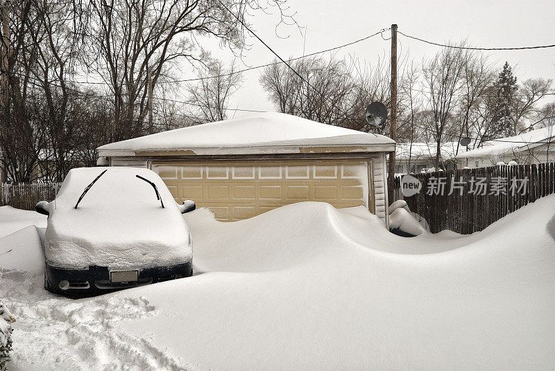 一场暴风雪过后的汽车