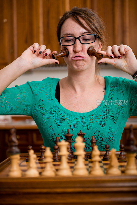 女人下棋