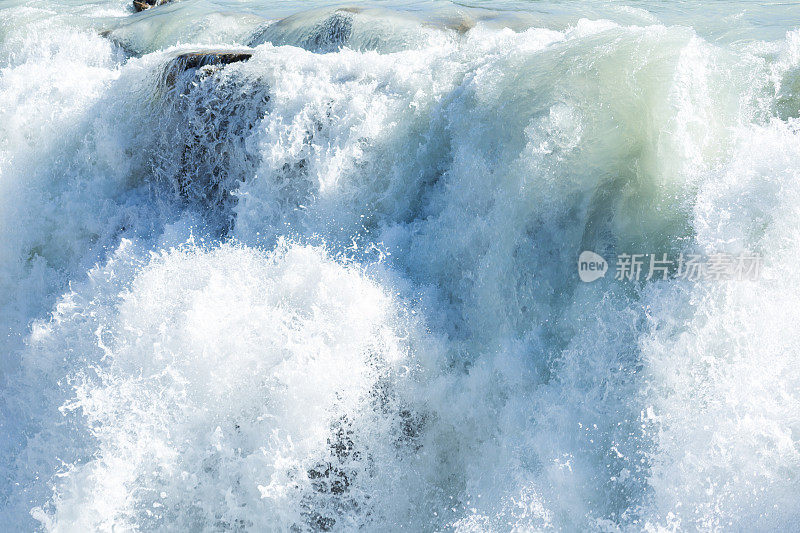 水流过岩石加拿大落基山脉的河流