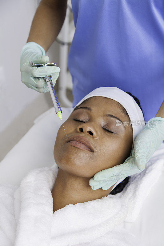 一名非洲病人正在接受面部光疗法