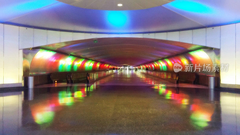 底特律机场行人隧道墙上的彩虹灯光