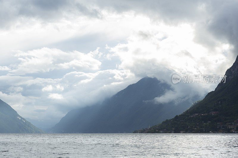 湖对岸的风景，山和云