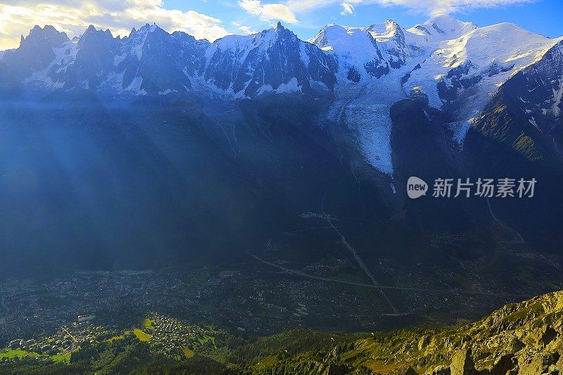 夏蒙尼阿尔卑斯村，壮观的日出，勃朗峰山脉