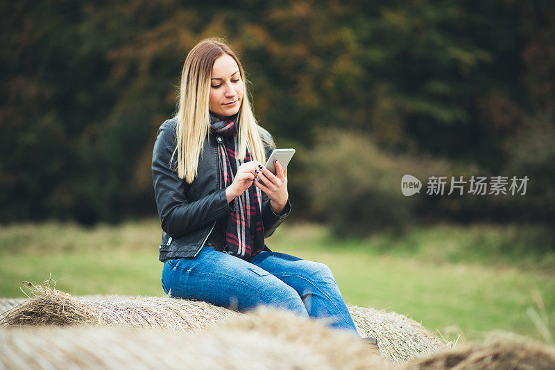 一个在现场使用手机的女孩