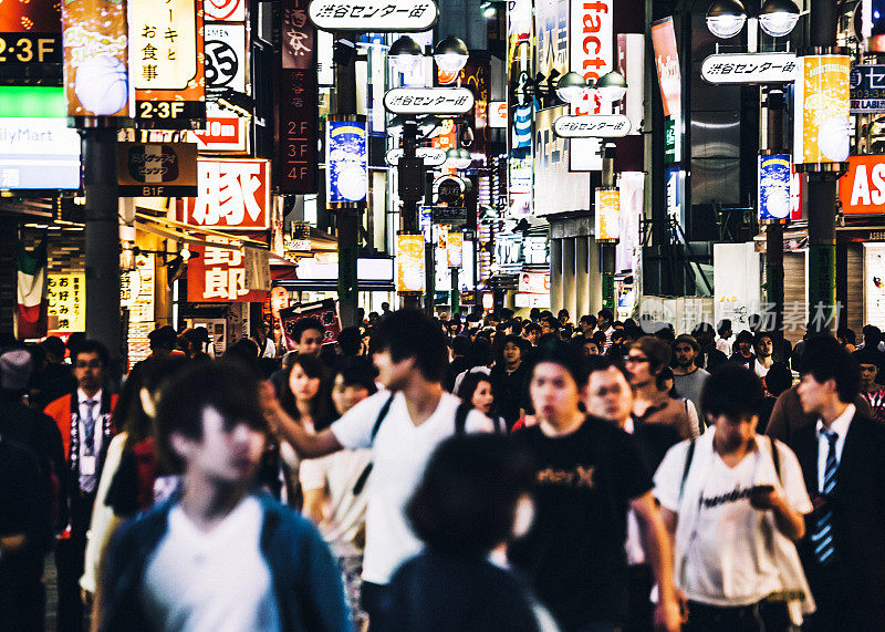 涩谷购物区拥挤的街道。东京,日本。