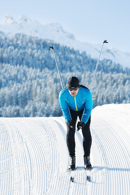 运动员进行越野滑雪