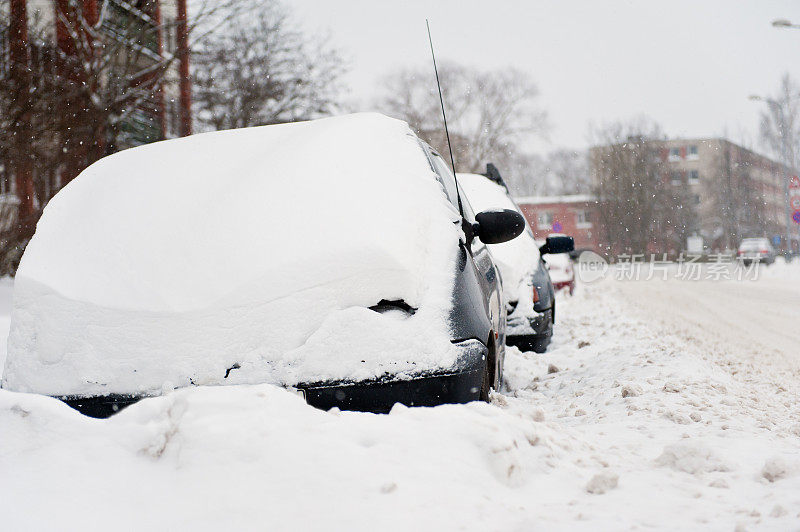 雪地里的汽车