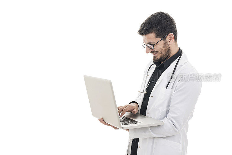 年轻医生使用笔记本电脑