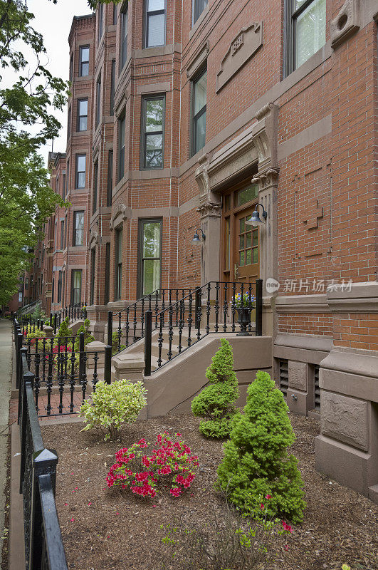 波士顿褐石住宅与华丽的锻铁和小花园