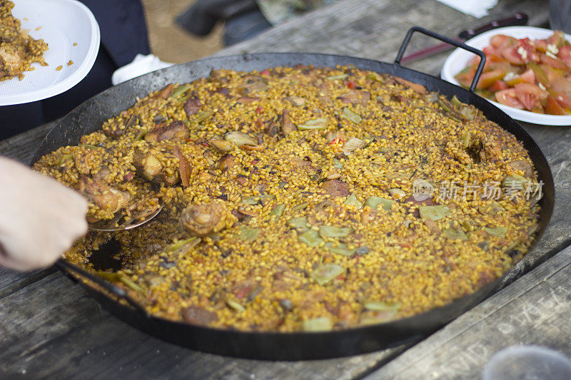 典型的西班牙肉菜饭