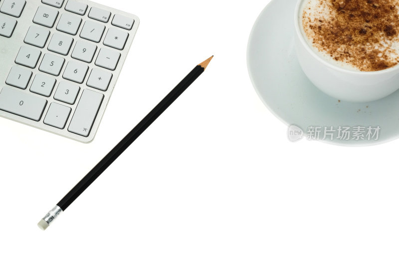 办公桌，键盘，咖啡和铅笔