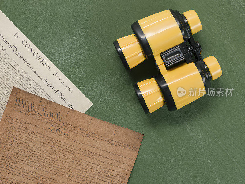 美国宪法文件序言和黑板上的双筒望远镜
