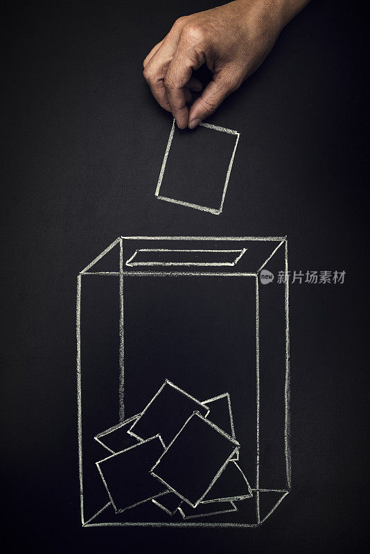 黑板上的投票箱