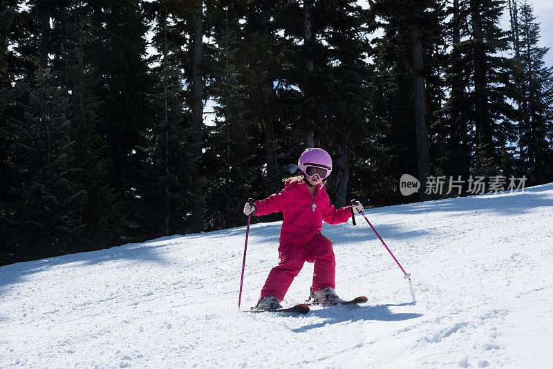 小女孩在山上滑雪