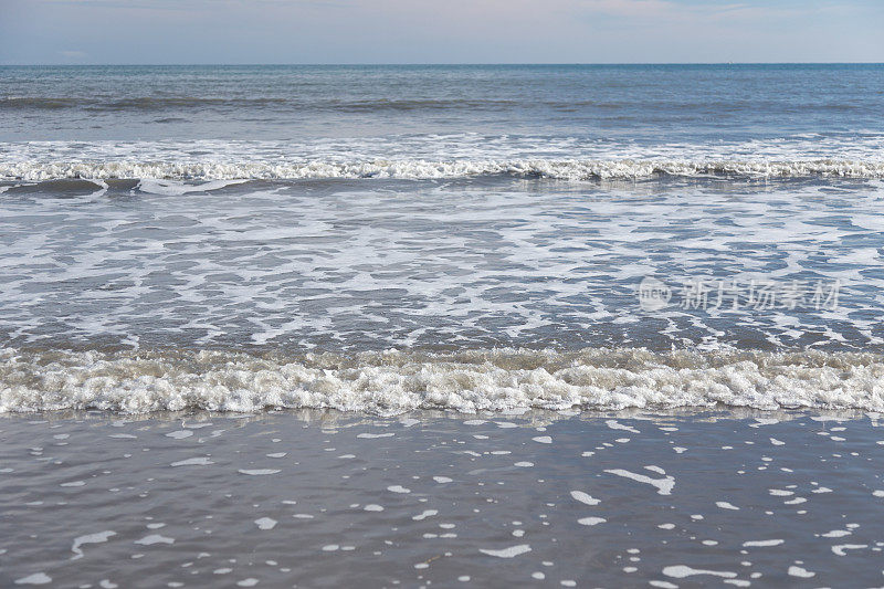 英格兰多塞特夏日海面上的小波浪