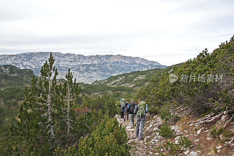 徒步旅行者要去山顶