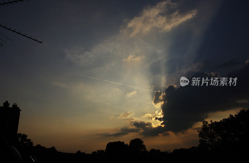 村庄上空戏剧性的天空