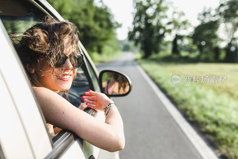 喜欢旅游的女孩开车旅行