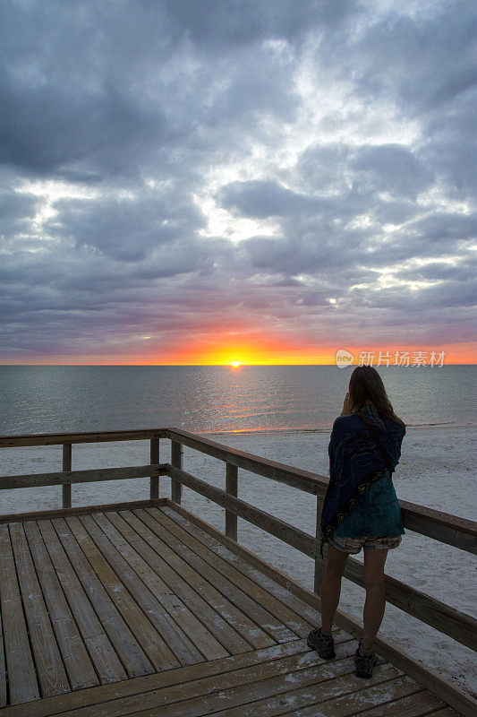 甲板上的海湾夕阳