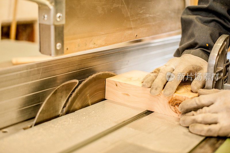 木匠使用桌子锯在木工车间，特写