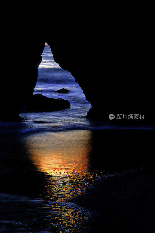 夕阳映照大海剪影海洞