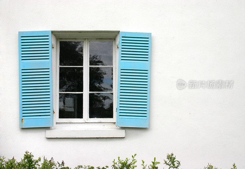 蓝色百叶窗-旧窗户