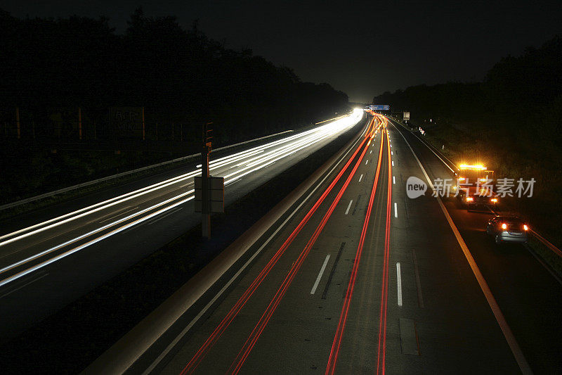 夜晚高速公路上的生活