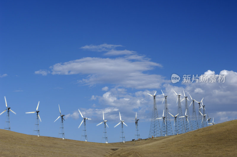 风力涡轮机在山上与云的背景