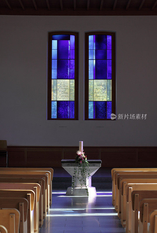 彩色玻璃教堂窗户与字体和长凳