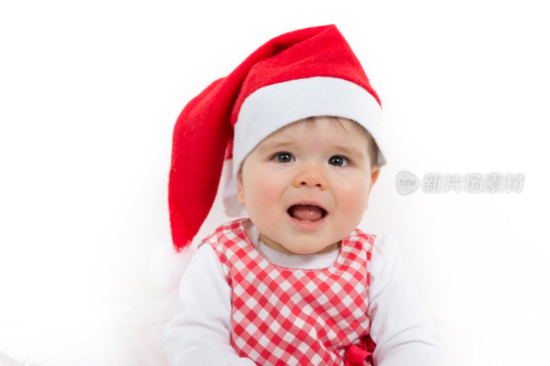 圣诞小女孩戴着圣诞老人帽，面带微笑