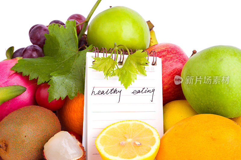 健康饮食:水果品种和空白笔记本孤立在白色的背景