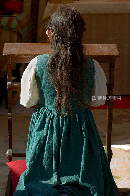 年轻女孩跪在祈祷