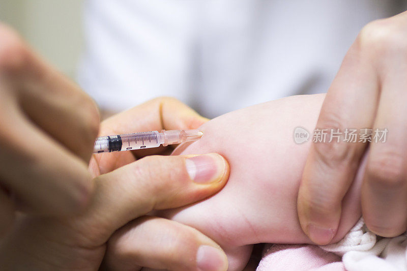 新生儿接受疫苗接种