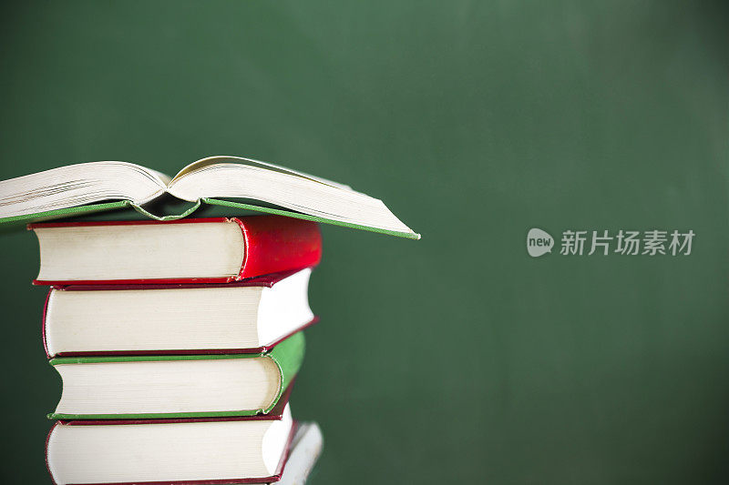 回到学校:绿苹果坐在教育课本上