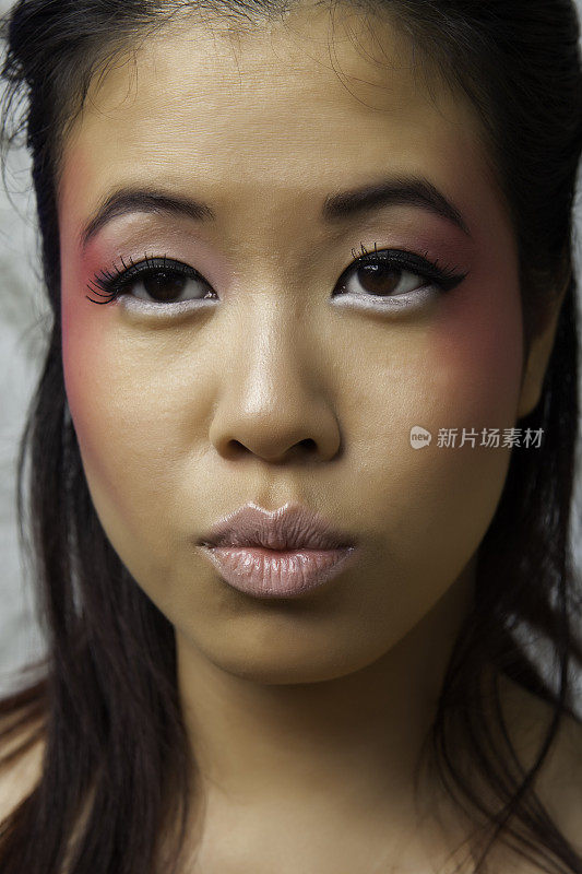 漂亮的亚洲女人与戏剧性的化妆