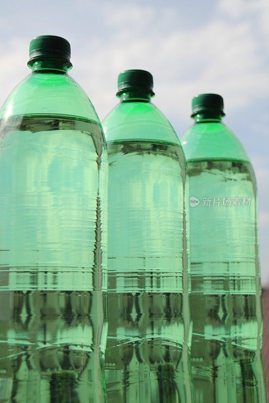 绿色的瓶装水