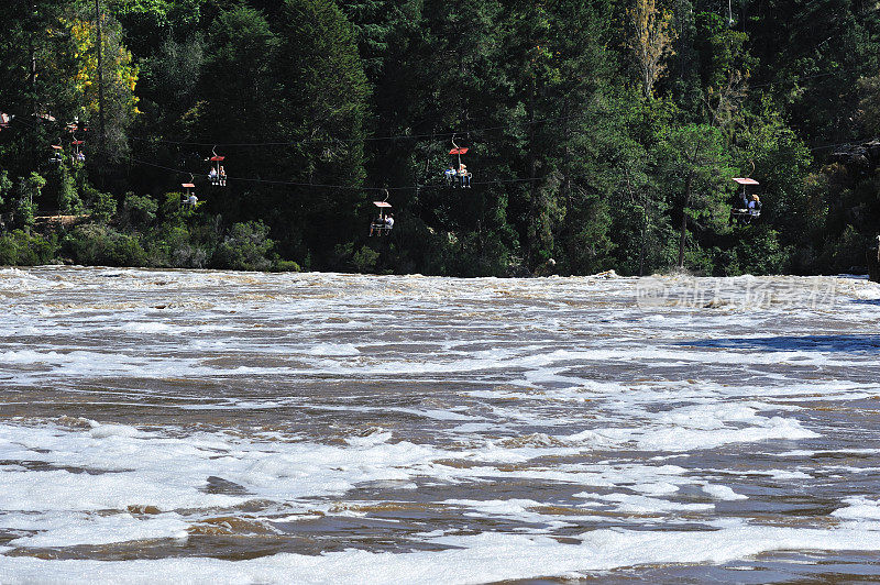 塔斯马尼亚的白内障峡谷发生洪水，