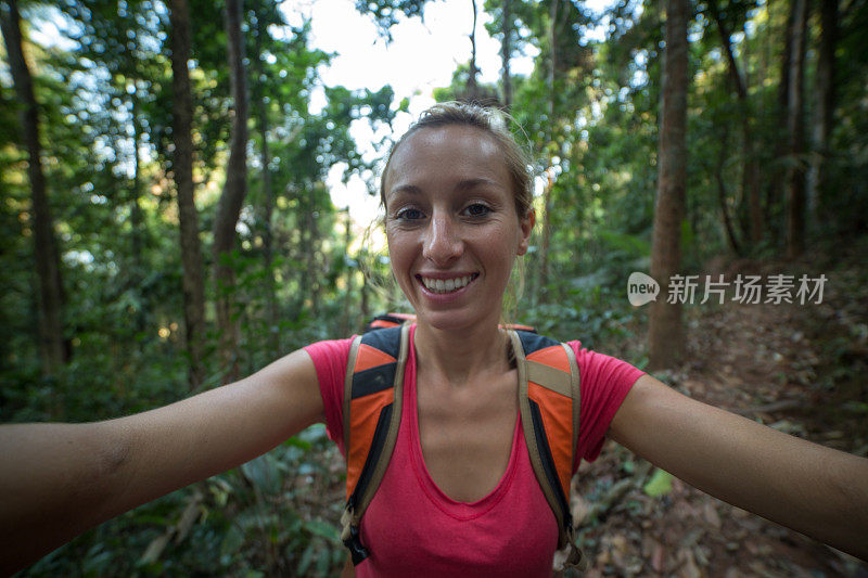 在森林里徒步旅行的女人在自拍