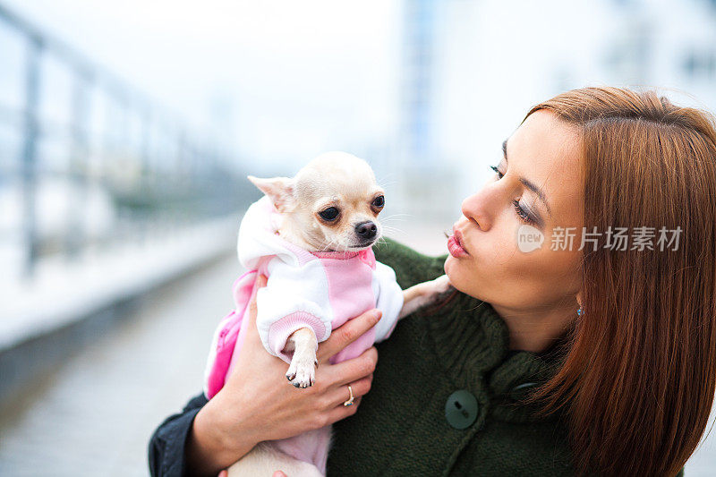 带着狗的年轻女子