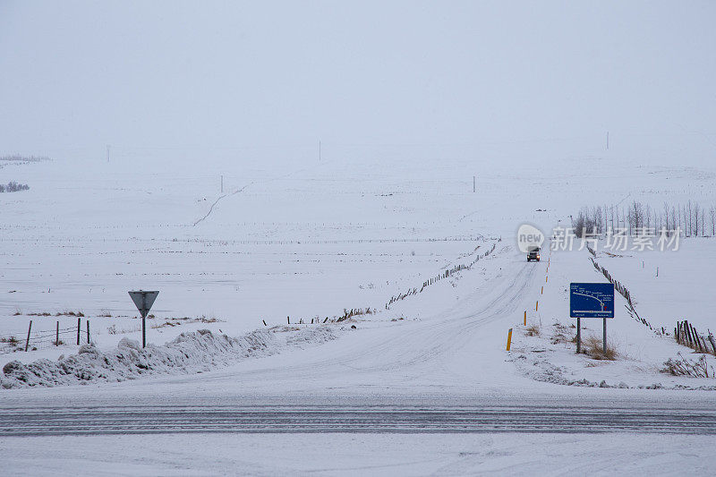 冰岛的主要道路冬天下雪了