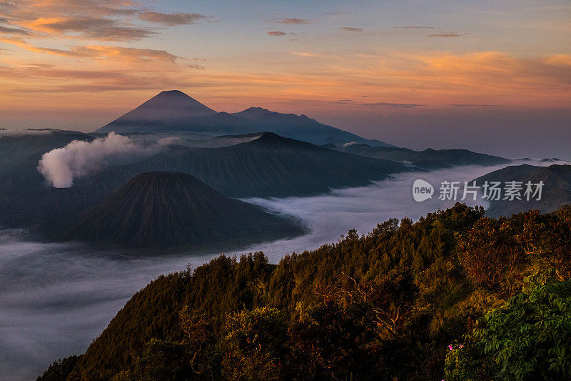 日出时的布罗莫火山