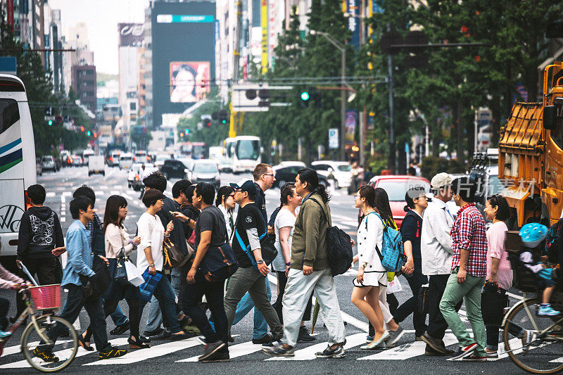 在东京秋叶原，人们正在穿过街道。