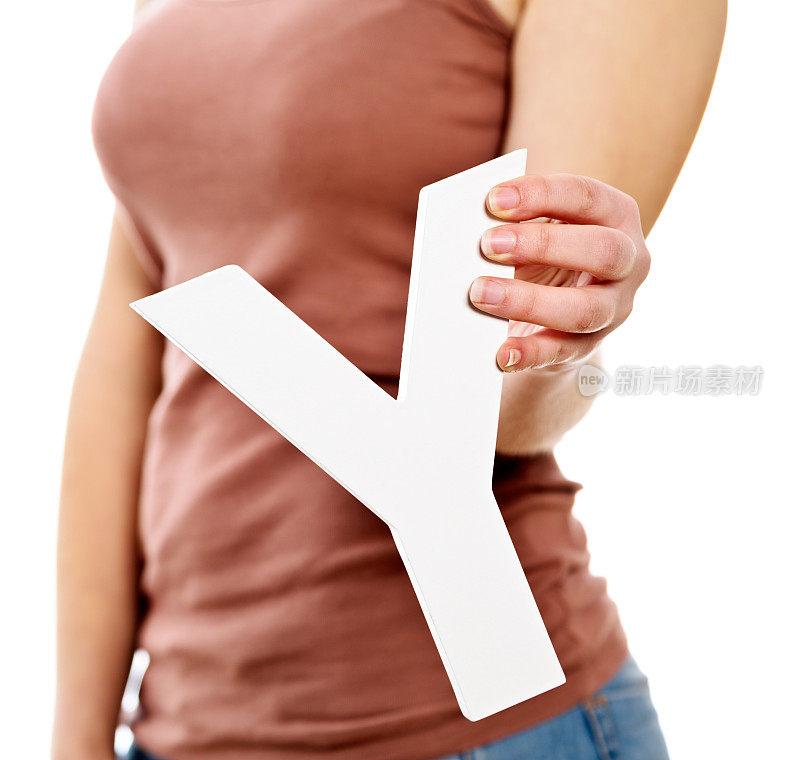 年轻女性的手拿着大切割字母Y