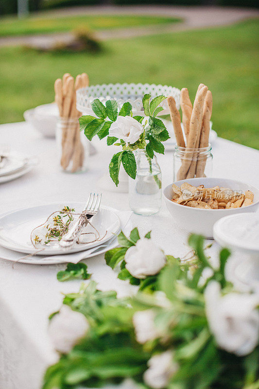 花园聚会用银器和玫瑰的餐桌摆设