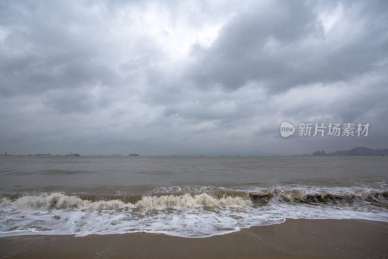 阴天下海浪在海滩上冲浪