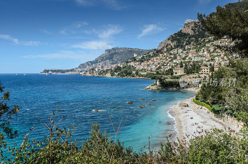 从Roquebrune-Cap-Martin海滩看摩纳哥