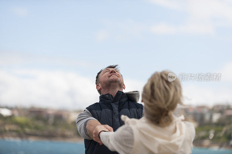 幸福成熟的夫妇花时间一起在户外