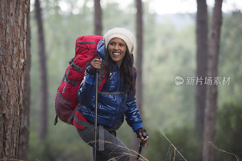 背包客女人徒步旅行。