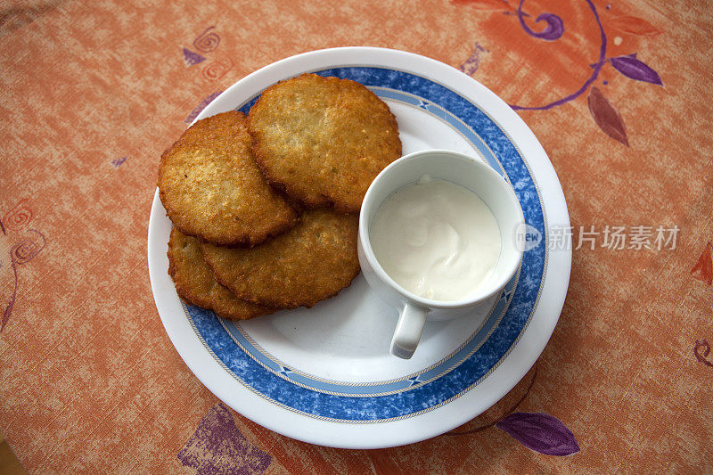 土豆煎饼配酸奶油