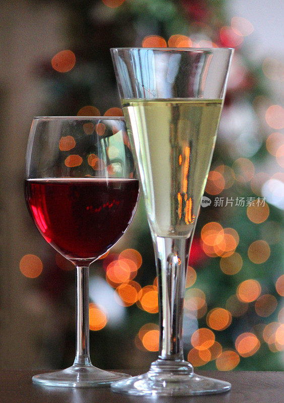 红色和白色的酒杯，模糊的圣诞彩灯